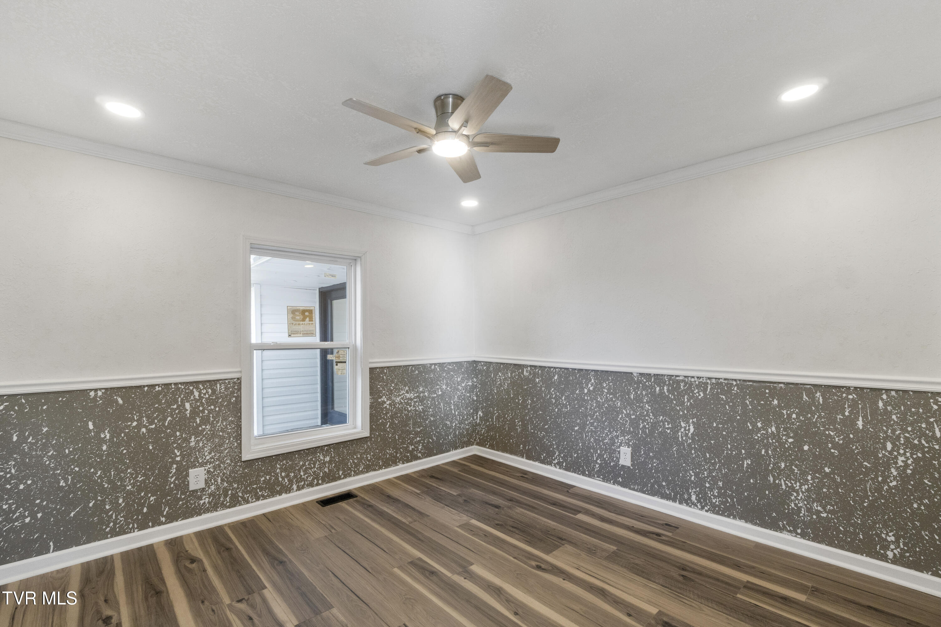 129 Ridgeway Avenue Church Hill, TN 37642 - Photo 8 of 40 DSC05787