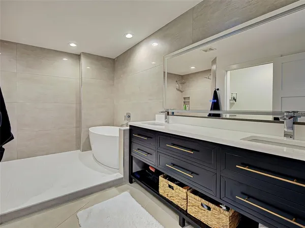 a close view of sink and tap