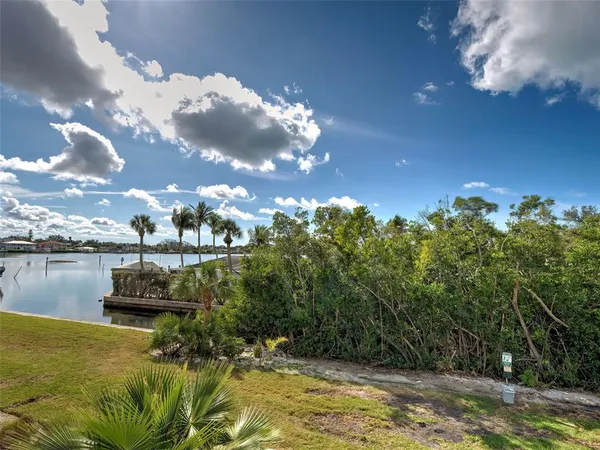 $799,000 | 516 Tamiami Trail South, Unit 201, Nokomis, FL 34275