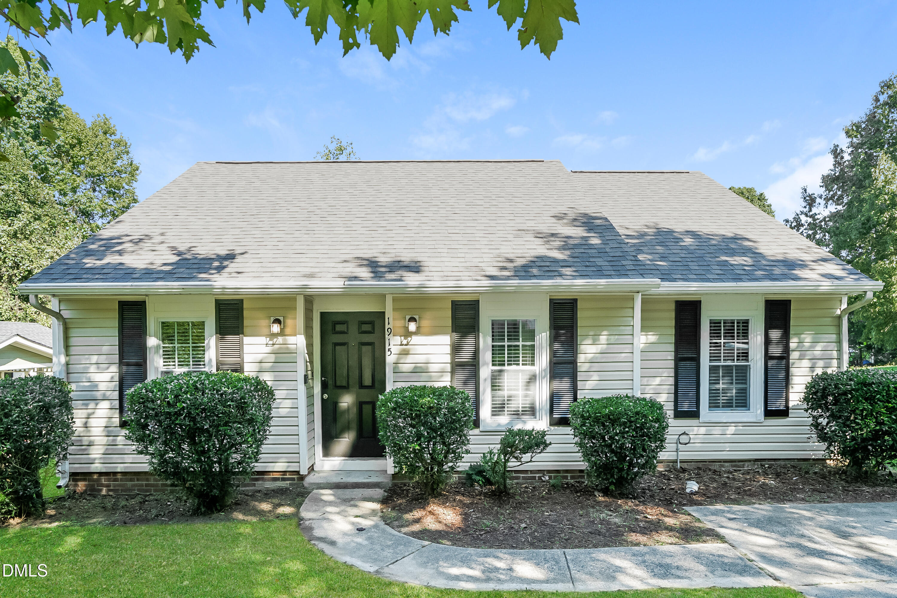 016-photo-front-view-11980348