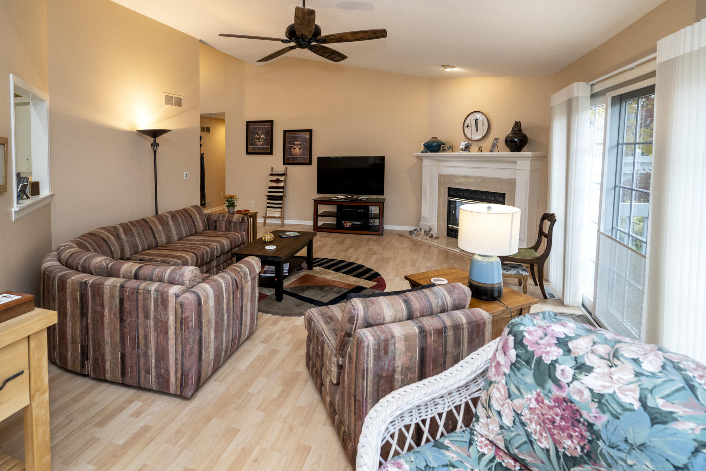 550 McPride Lane, Unit B Brookfield, WI 53045 - Photo 8 of 50 Living Room