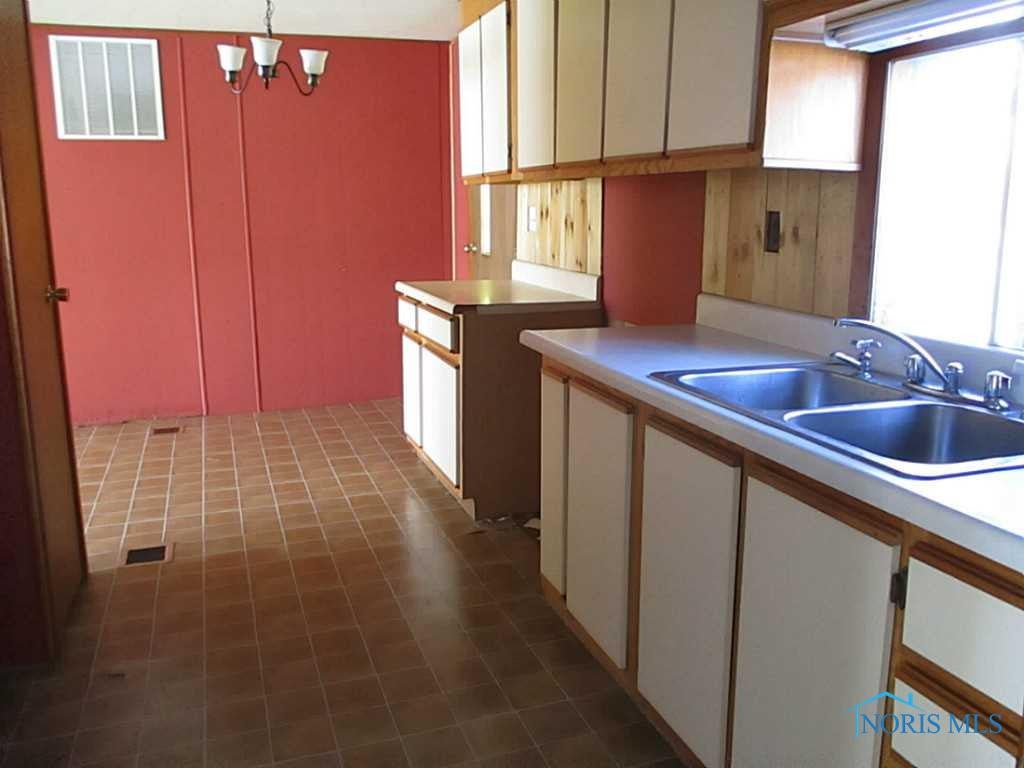 20701 Buckskin Road Defiance, OH 43512 - Photo 5 of 10 Kitchen.