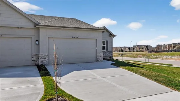 $537,568 | 25039 West 94th Terrace, Lenexa, KS 66227