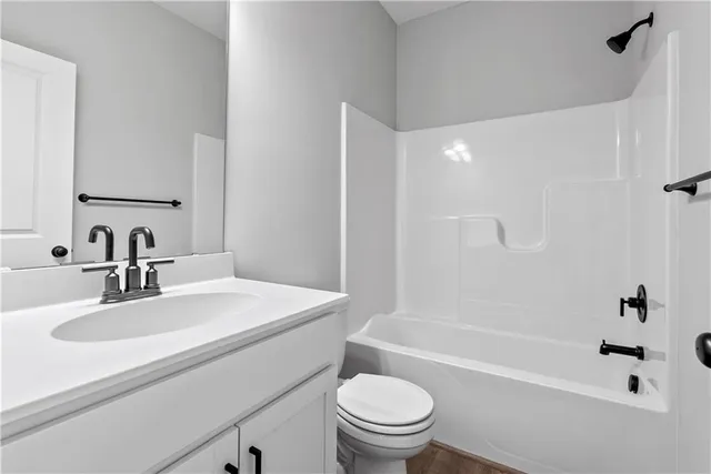 $499,900 | 404 Southwest Hawthorne Lane, Blue Springs, MO 64064