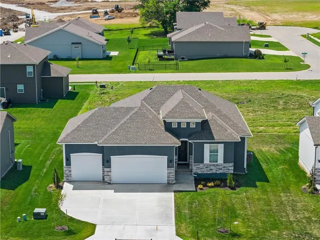 $499,900 | 404 Southwest Hawthorne Lane, Blue Springs, MO 64064