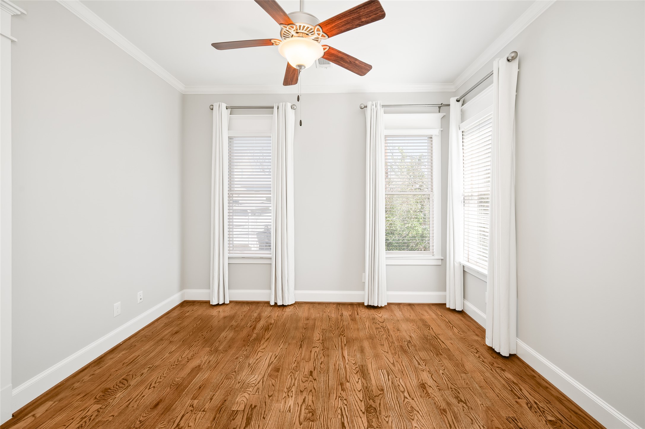 1003 East 25th Street Houston, TX 77009 - Photo 29 of 33 Last of the secondary bedroom upstairs.
