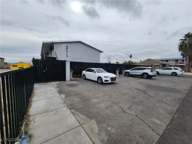 $895 | 211 South 13th Street, Unit 7, Las Vegas, NV 89101