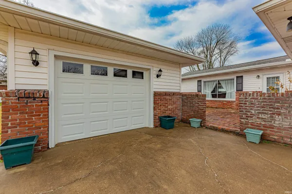 $1,395 | 724 East Lincoln Avenue, Mount Vernon, IN 47620