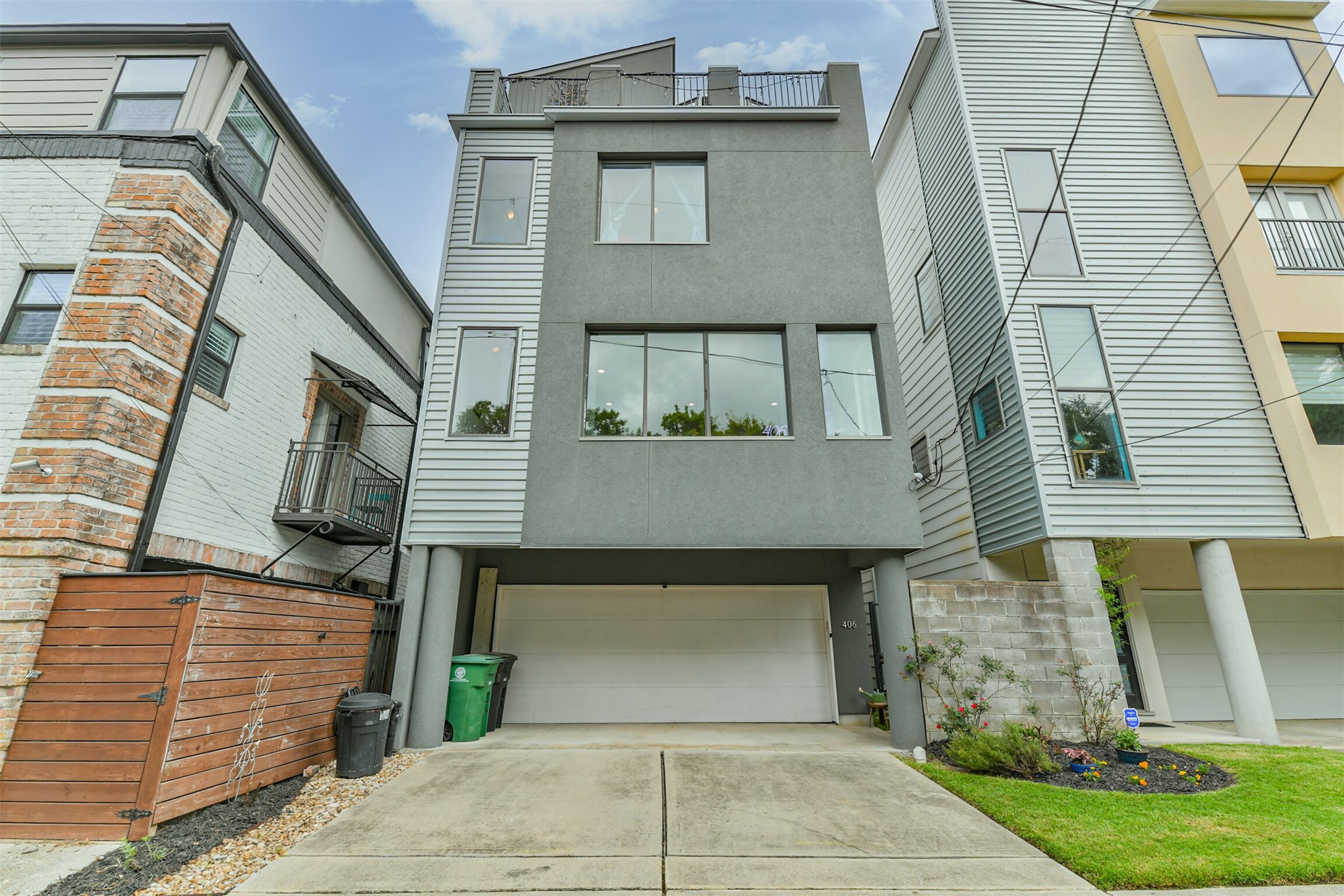 Contempory Modern Design - Walkable to local restaurants, bars and shops! The PERFECT location.