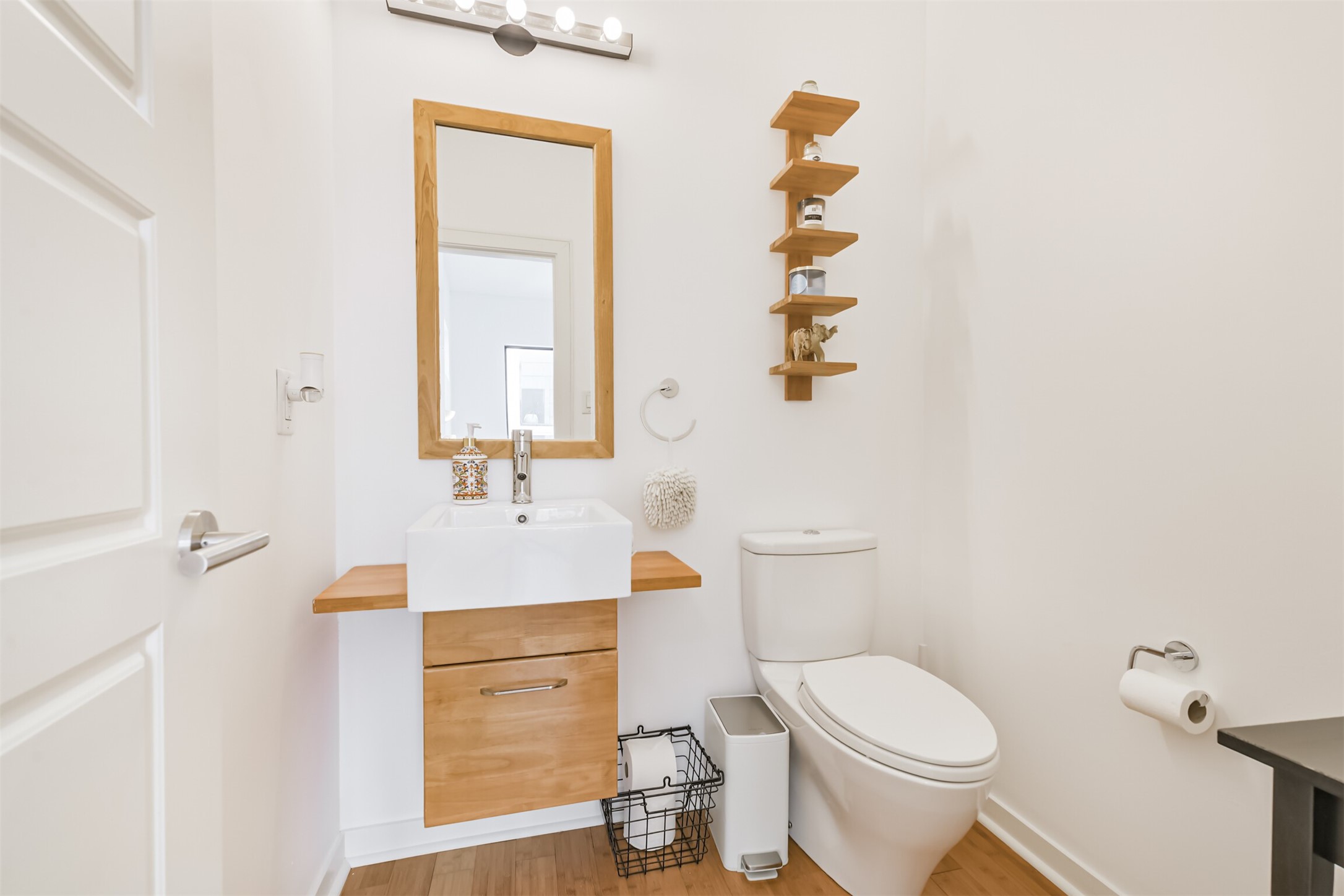 406 Pacific Street Houston, TX 77006 - Photo 21 of 34 Guest bathroom on the 2nd level