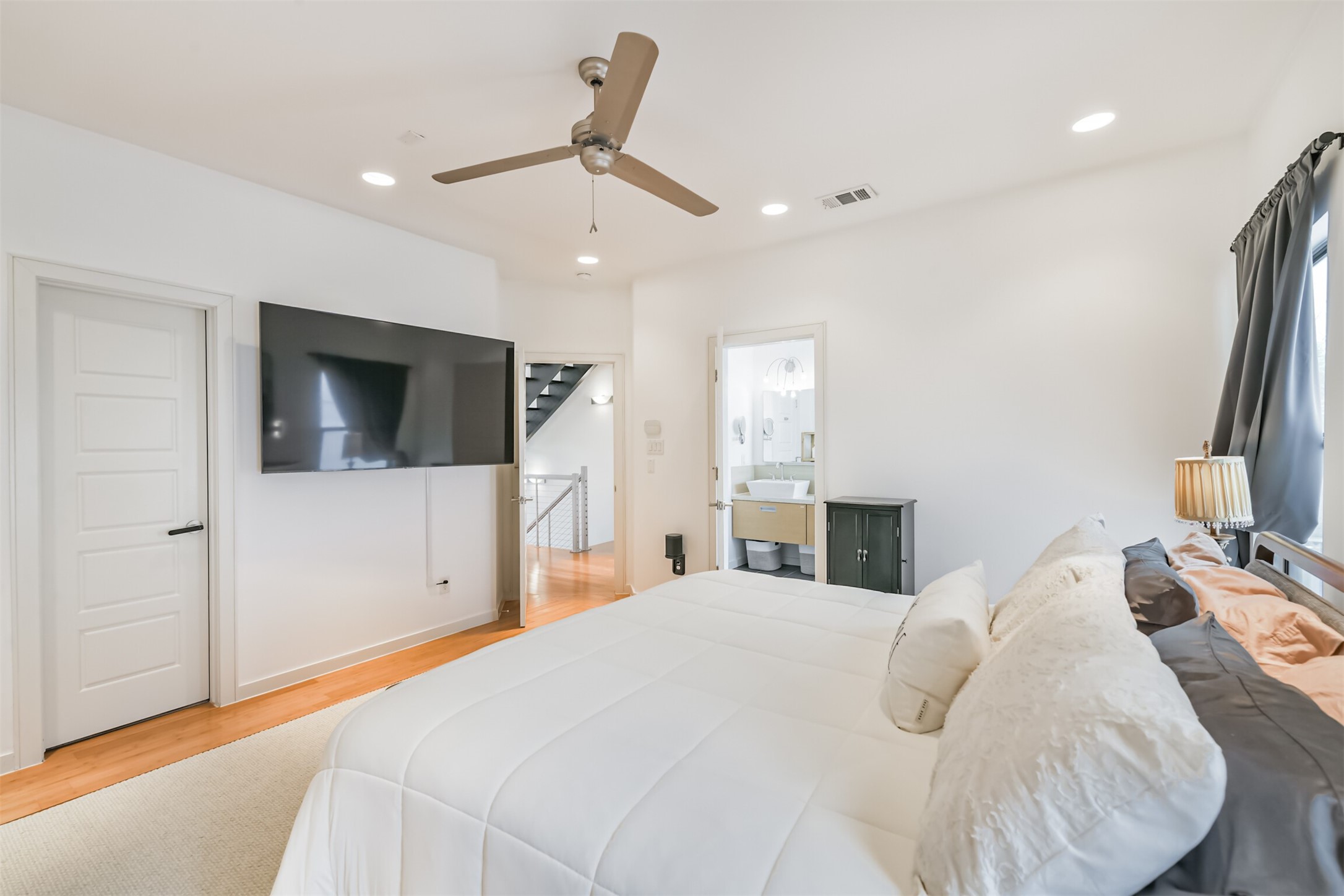 406 Pacific Street Houston, TX 77006 - Photo 23 of 34 TV will convey in Primary Bedroom