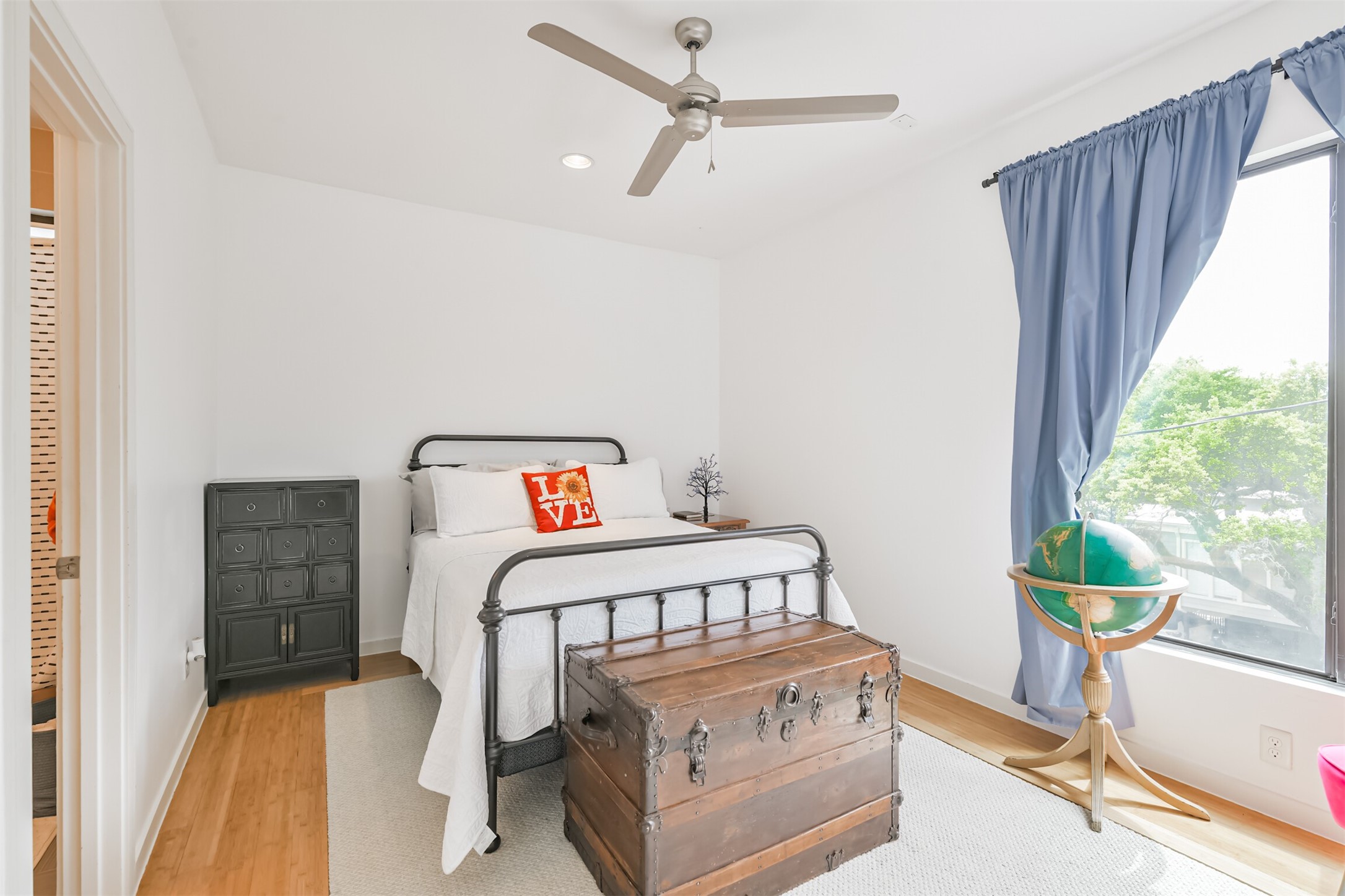 406 Pacific Street Houston, TX 77006 - Photo 27 of 34 Ensuite Bedroom: 3rd floor