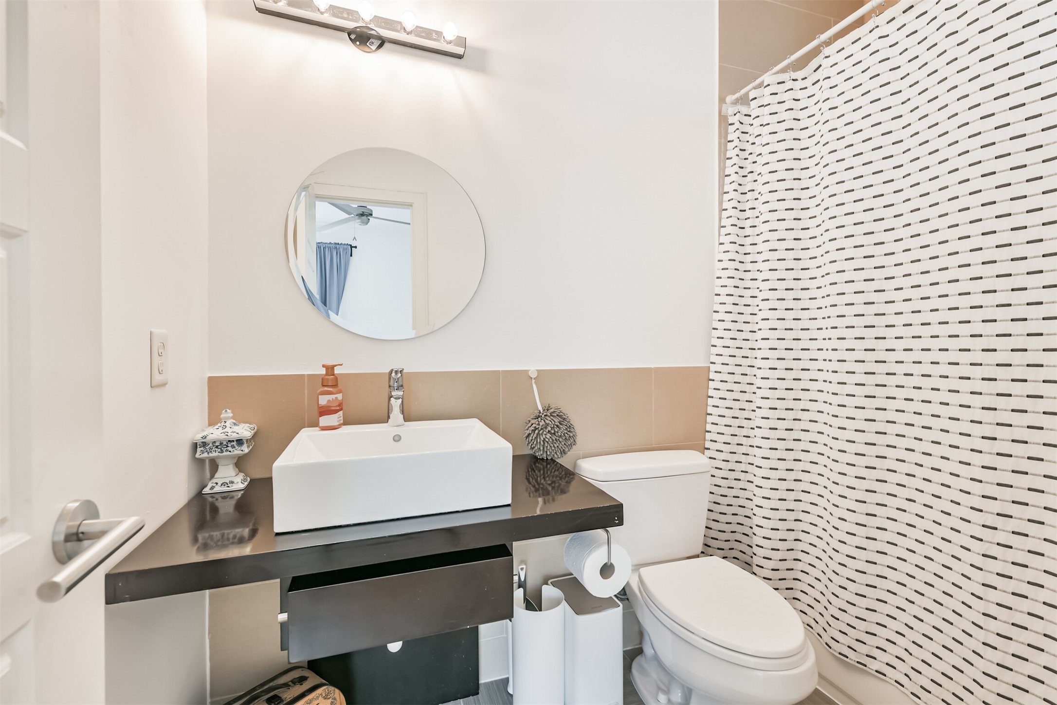 406 Pacific Street Houston, TX 77006 - Photo 29 of 34 Bathroom for ensuite bedroom - Walk in Closet in this bathroom