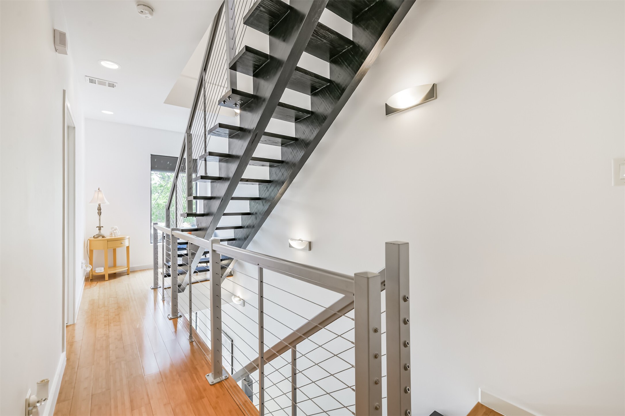 406 Pacific Street Houston, TX 77006 - Photo 30 of 34 Hallway with a view out of this box window.