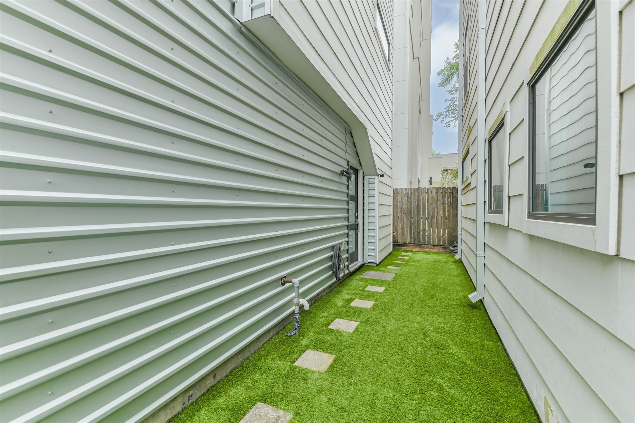 406 Pacific Street Houston, TX 77006 - Photo 34 of 34 Turfed area for the Furry Friends!