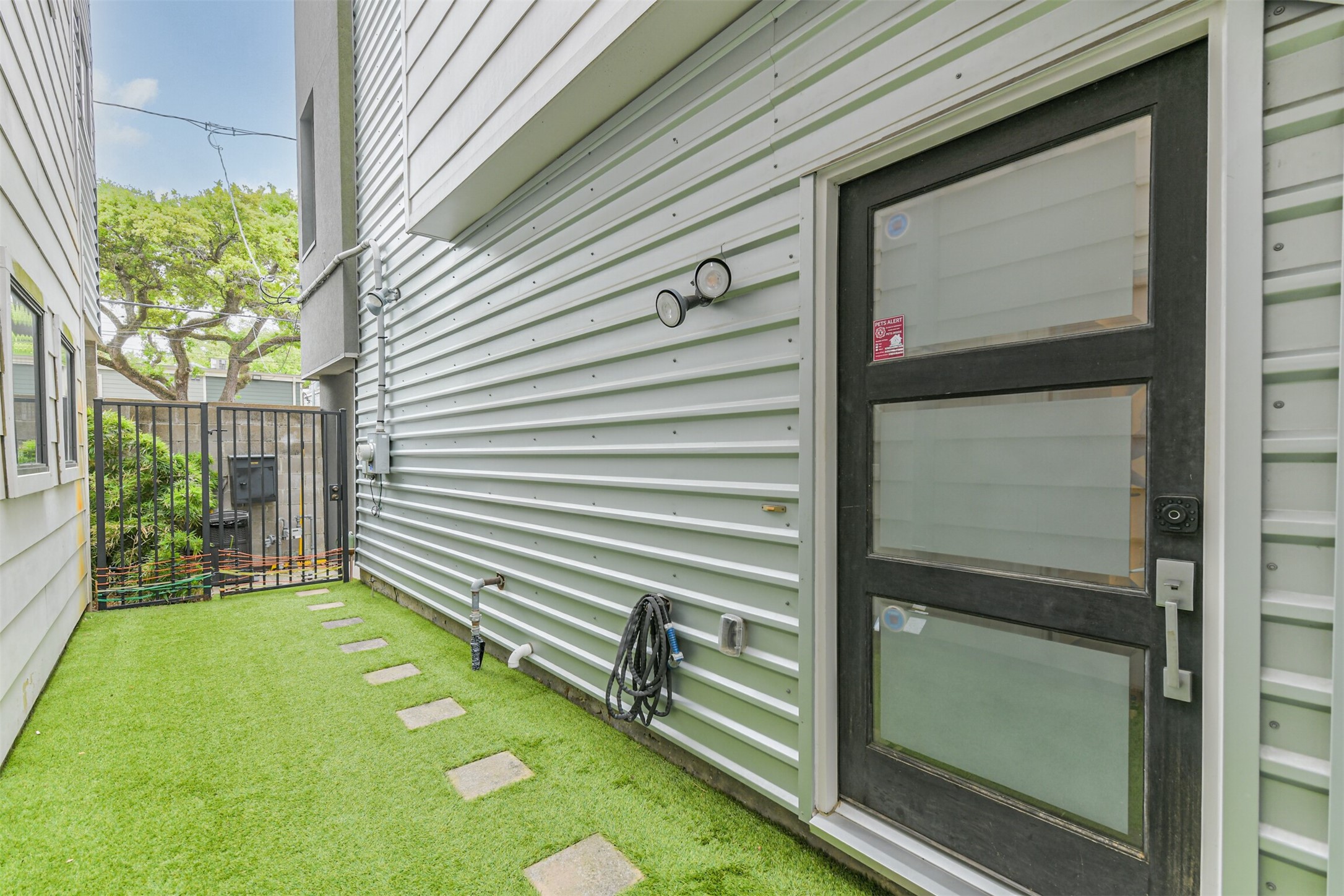 406 Pacific Street Houston, TX 77006 - Photo 4 of 34 Gated entry to your front door -