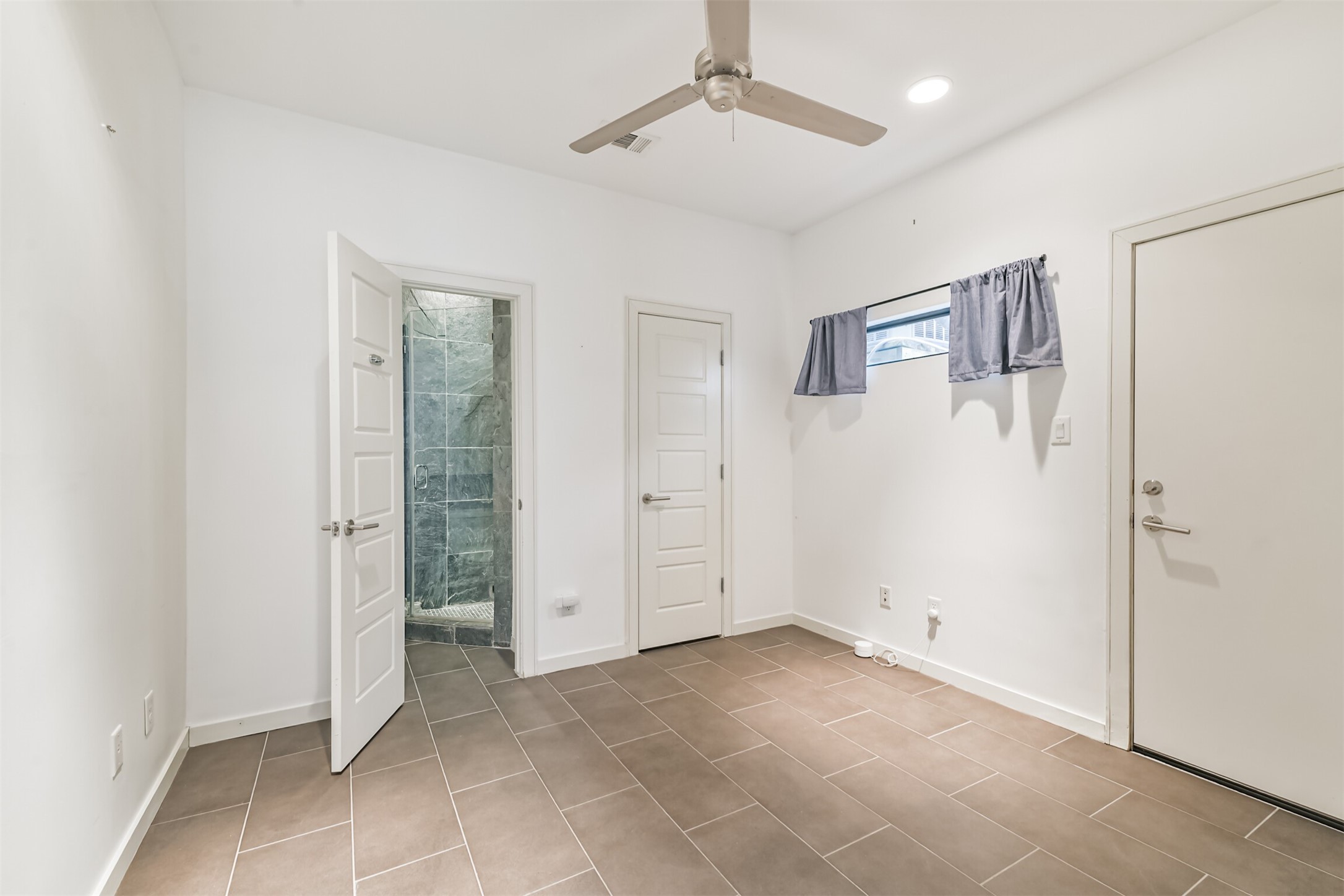 406 Pacific Street Houston, TX 77006 - Photo 6 of 34 Downstairs Ensuite: Great guest room or Office - there is a walk in closet in this room.