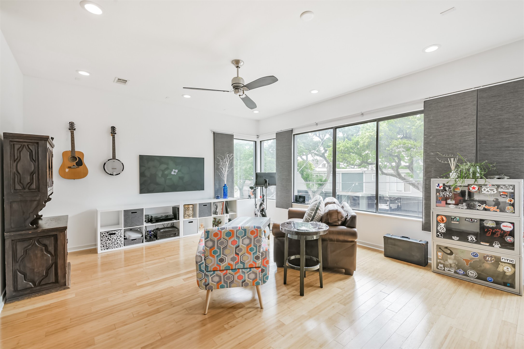 406 Pacific Street Houston, TX 77006 - Photo 7 of 34 2nd floor open living room - large box windows