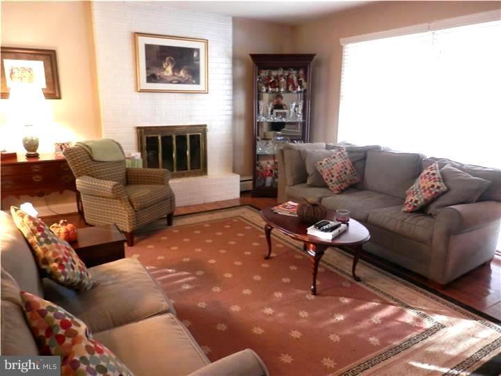 12 Taylor Road Conshohocken, PA 19428 - Photo 4 of 19 Living Room