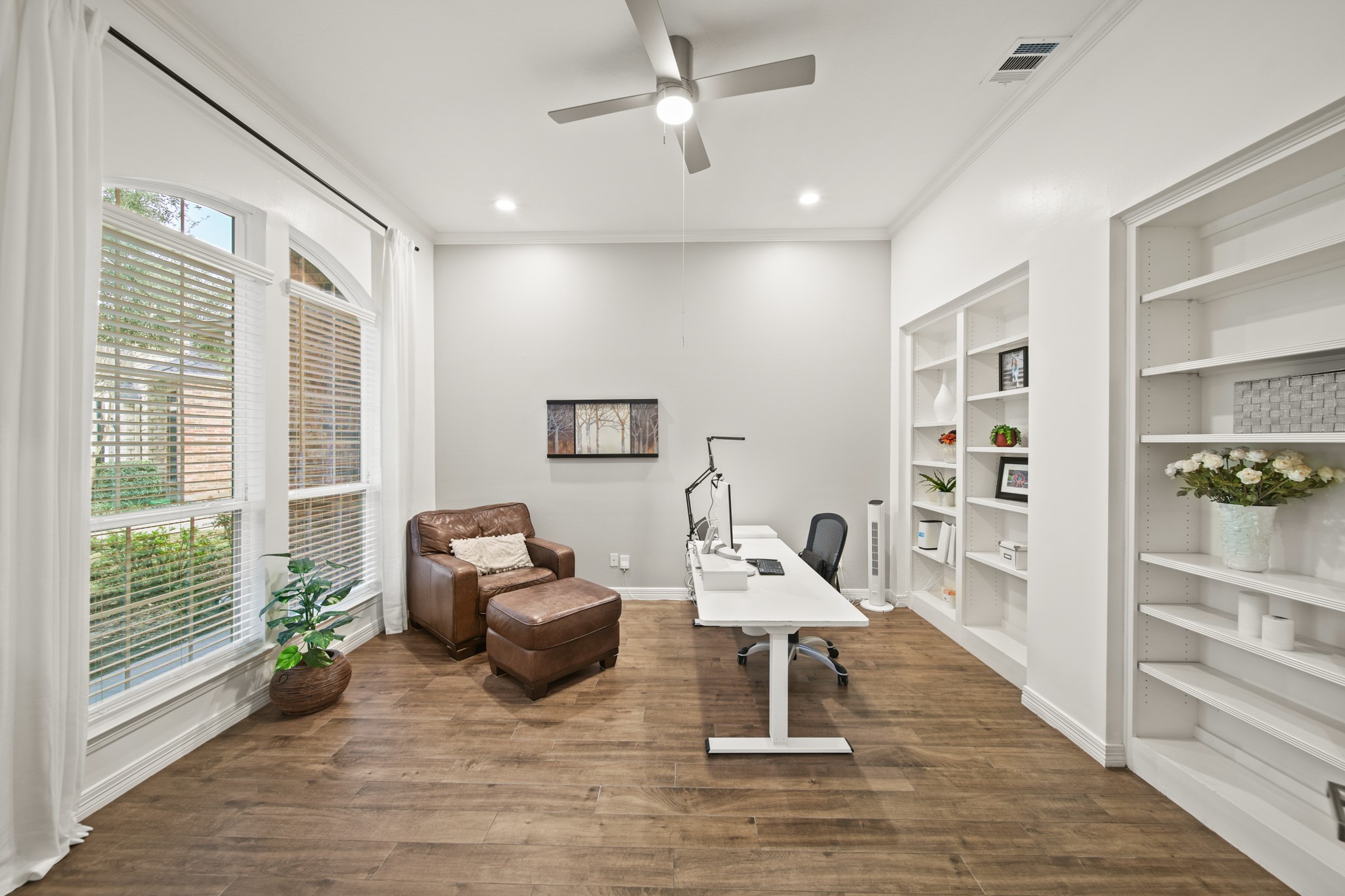 12210 Pebble Meadows Houston, TX 77041 - Photo 4 of 28 a living room with furniture