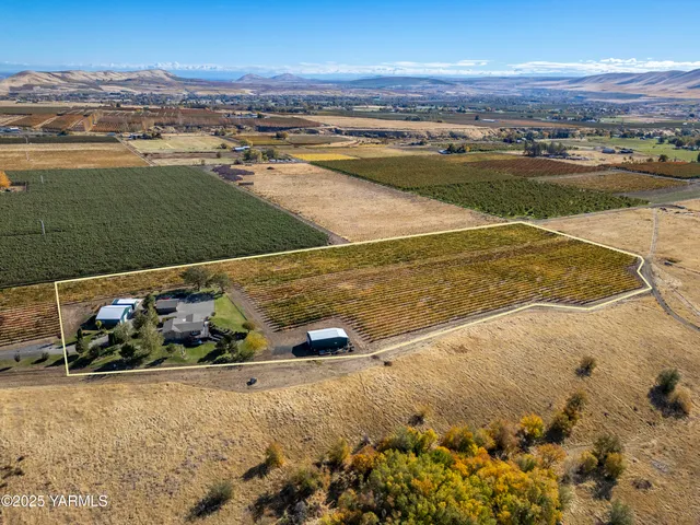 an aerial view of lake residential house and outdoor space