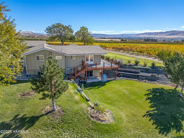 a view of an outdoor space and city view