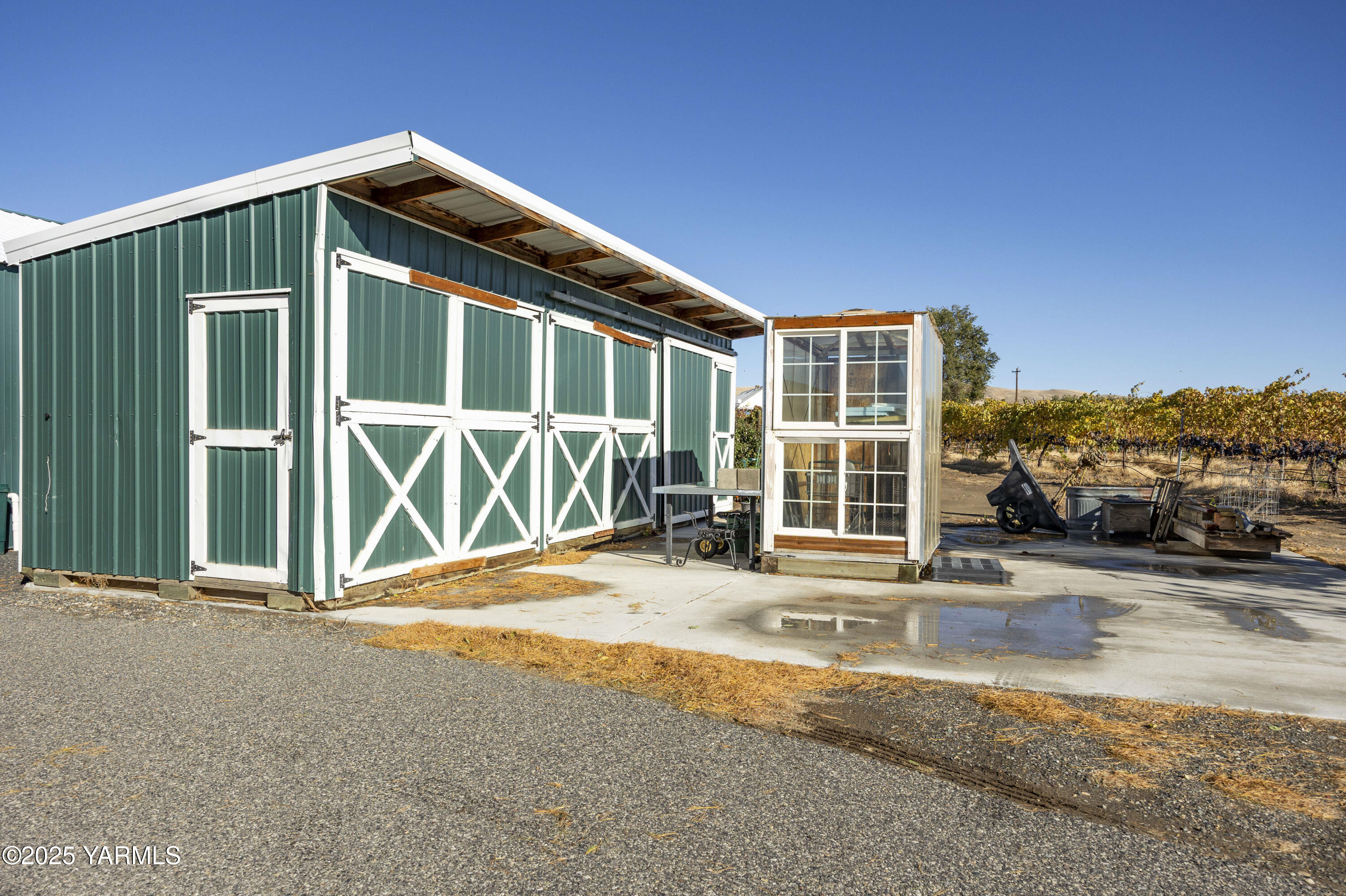 22207 West Gerrick Road Benton City, WA 99320 - Photo 14 of 60 a front view of a house with a yard