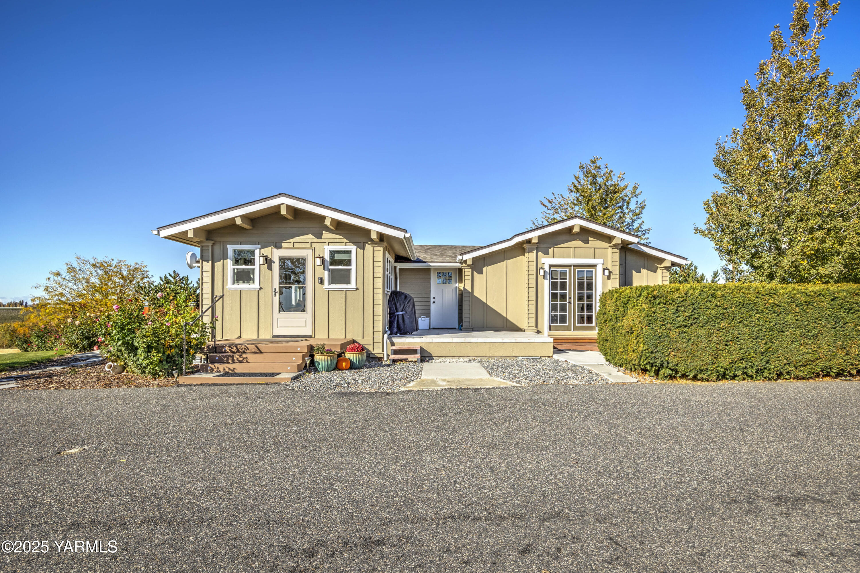 22207 West Gerrick Road Benton City, WA 99320 - Photo 21 of 60 a front view of a house with a yard