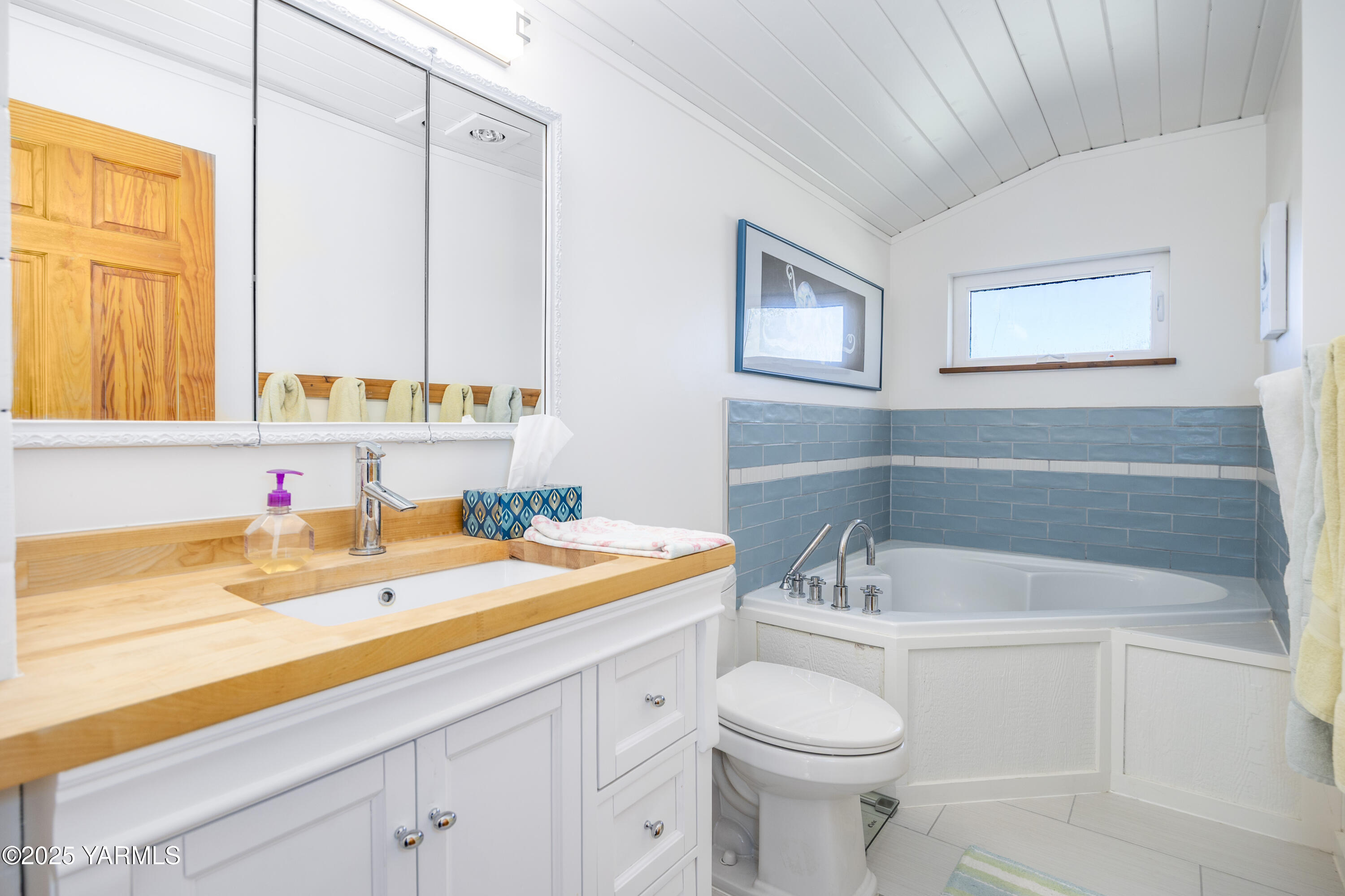 22207 West Gerrick Road Benton City, WA 99320 - Photo 36 of 60 a bathroom with a sink a toilet and a bathtub