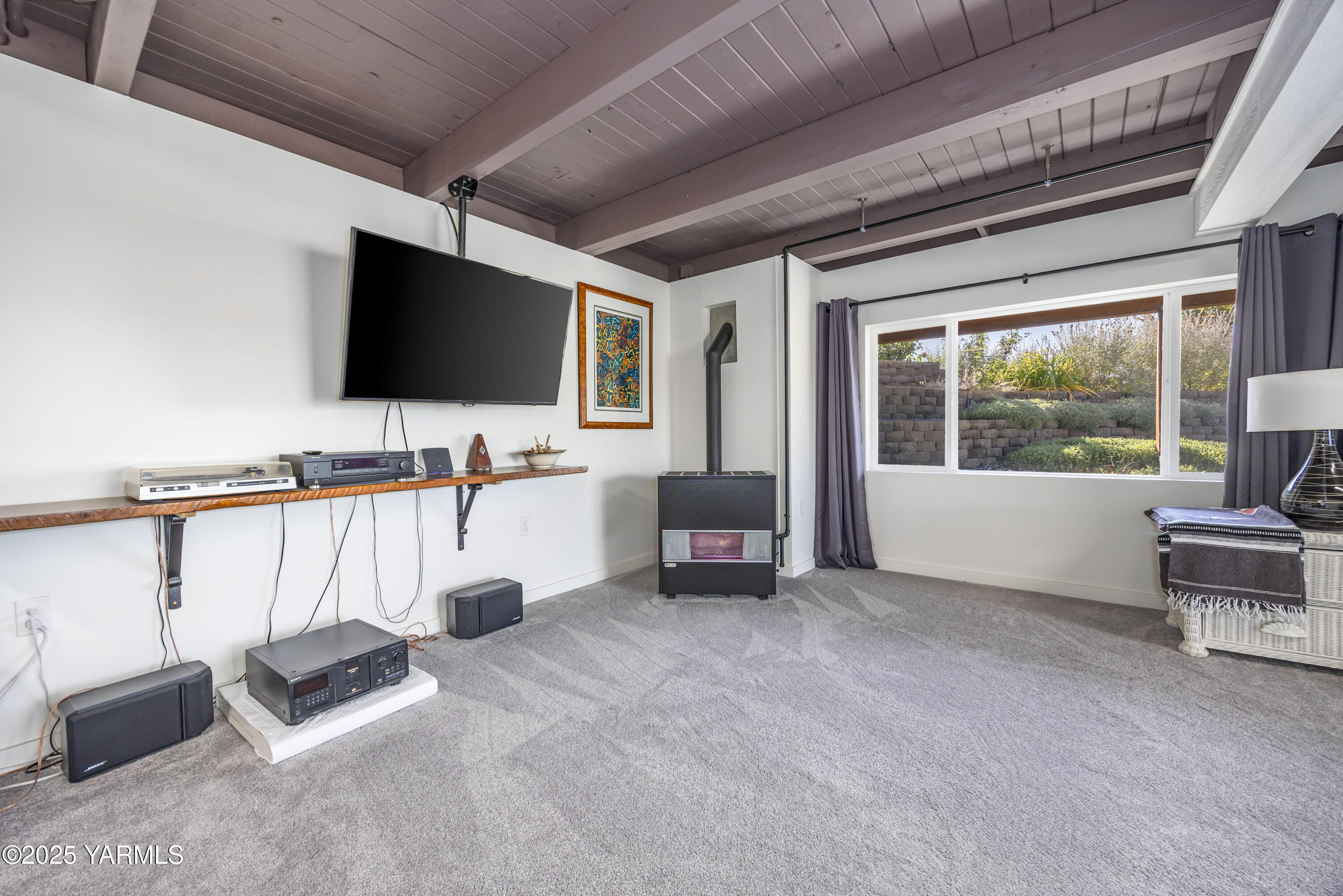 22207 West Gerrick Road Benton City, WA 99320 - Photo 38 of 60 a living room with furniture and a flat screen tv