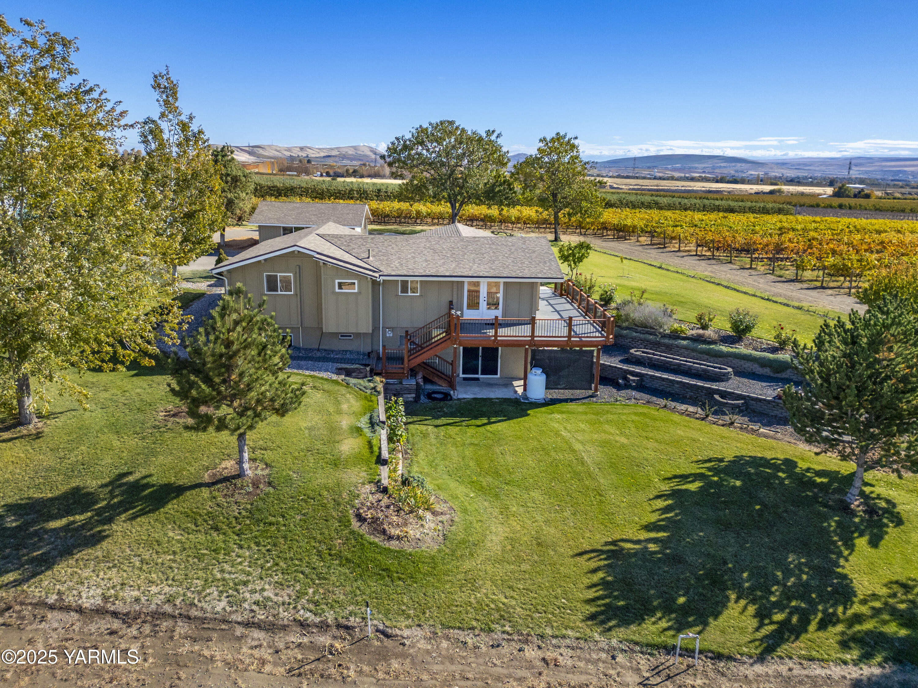 22207 West Gerrick Road Benton City, WA 99320 - Photo 4 of 60 a view of a swimming pool with an outdoor seating and a yard