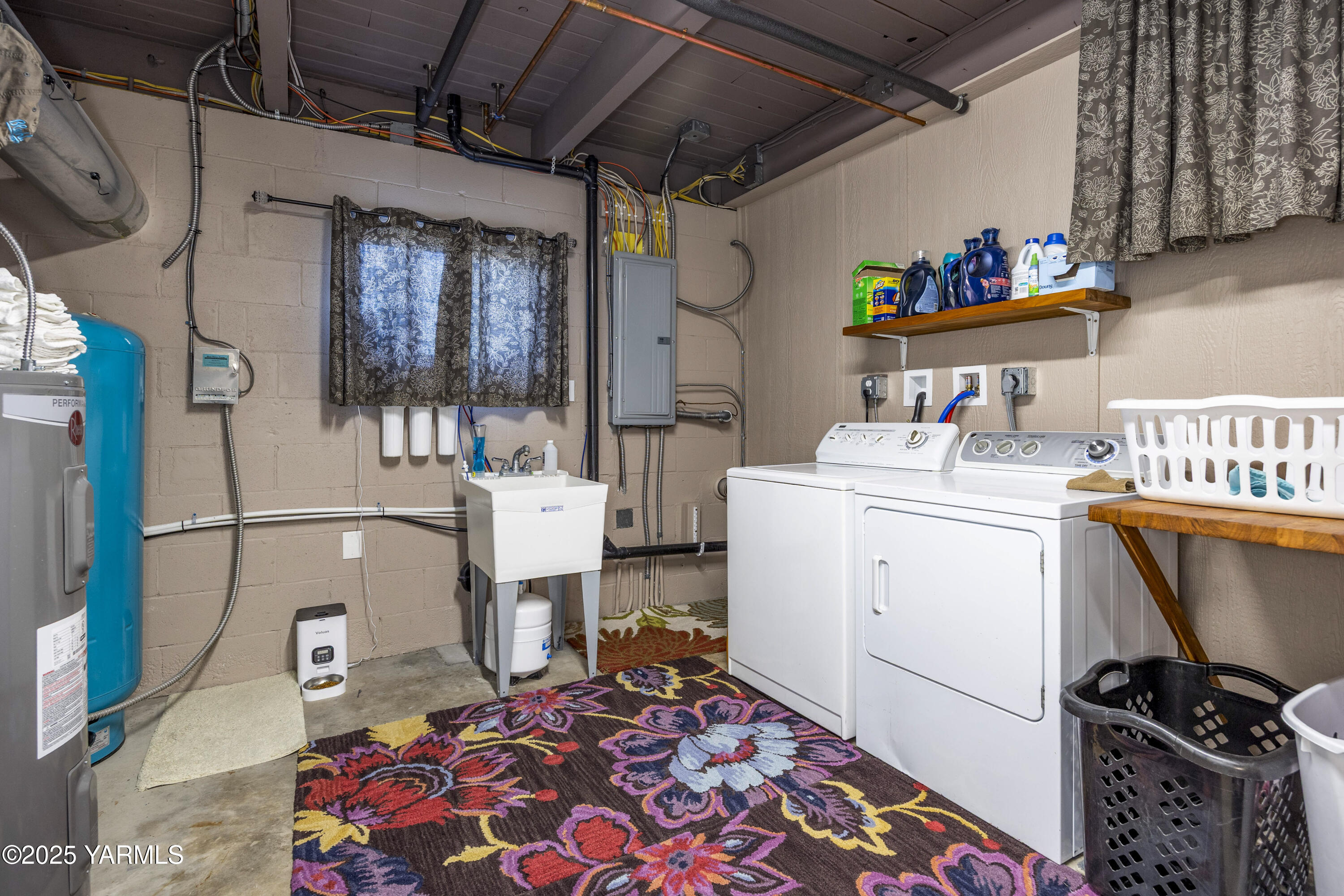22207 West Gerrick Road Benton City, WA 99320 - Photo 47 of 60 a storage room with washer and dryer