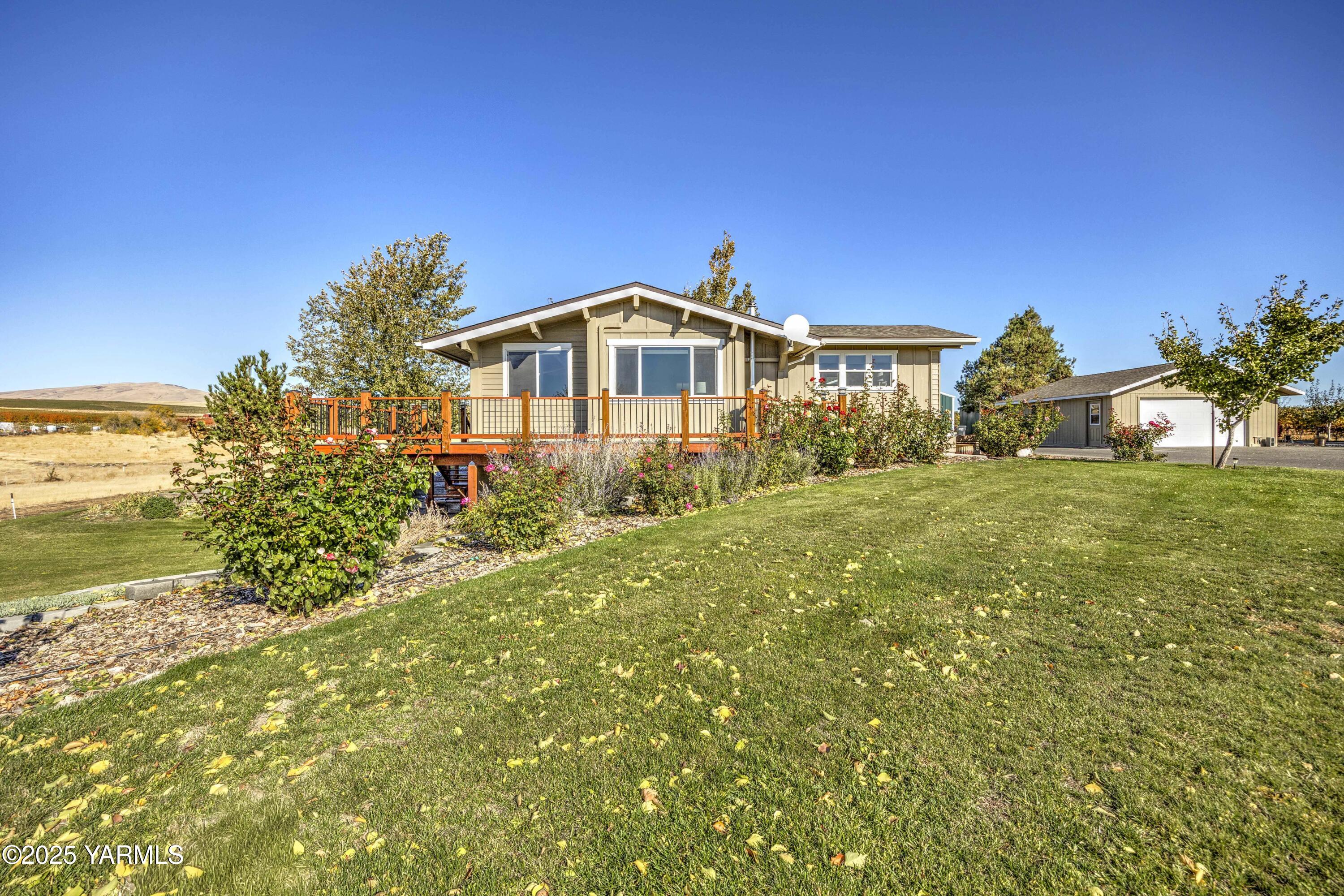 22207 West Gerrick Road Benton City, WA 99320 - Photo 48 of 60 a front view of a house with a yard