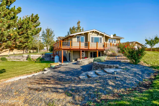 a view of an outdoor space with seating area