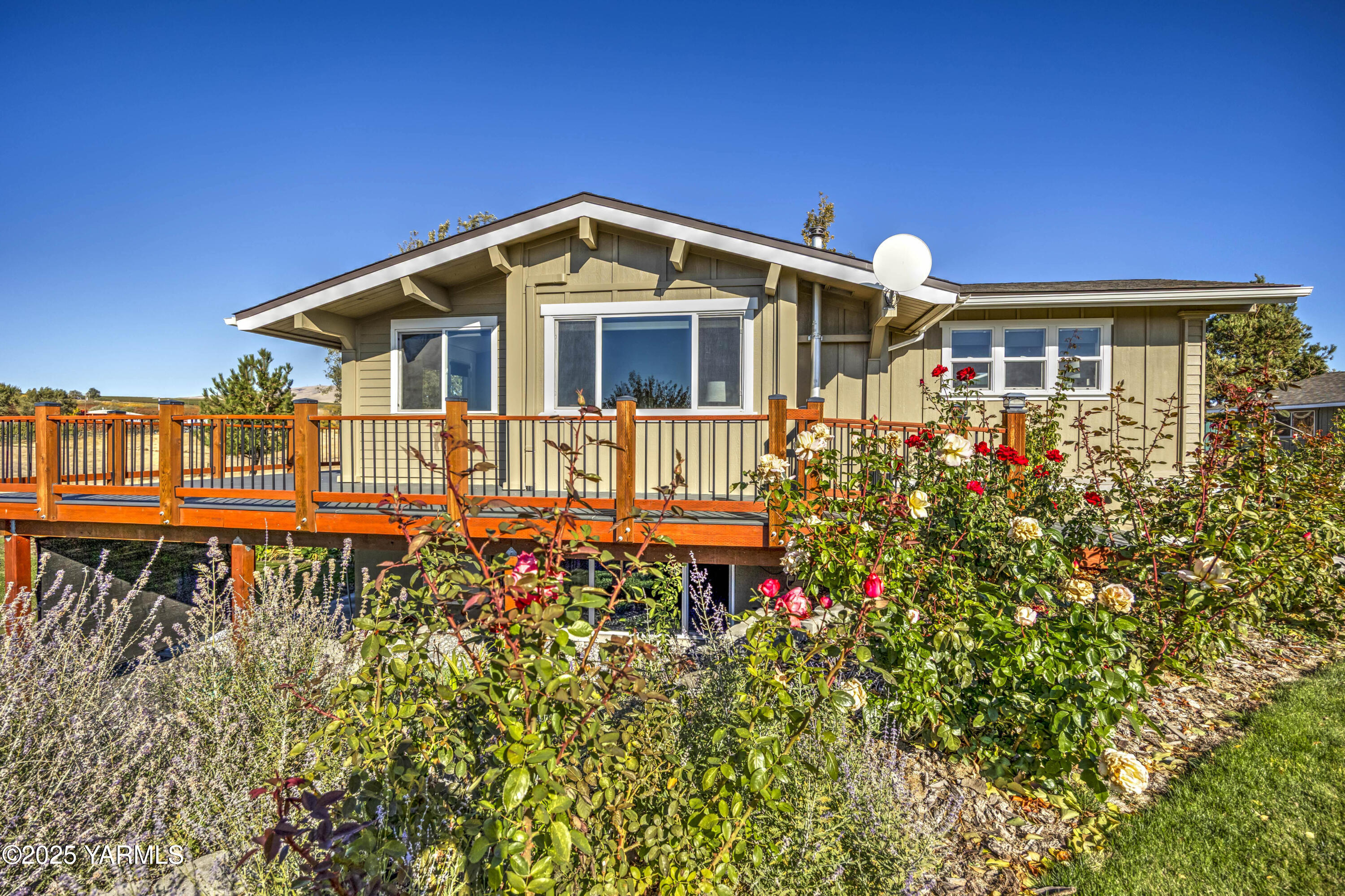 22207 West Gerrick Road Benton City, WA 99320 - Photo 50 of 60 a front view of a house with a yard
