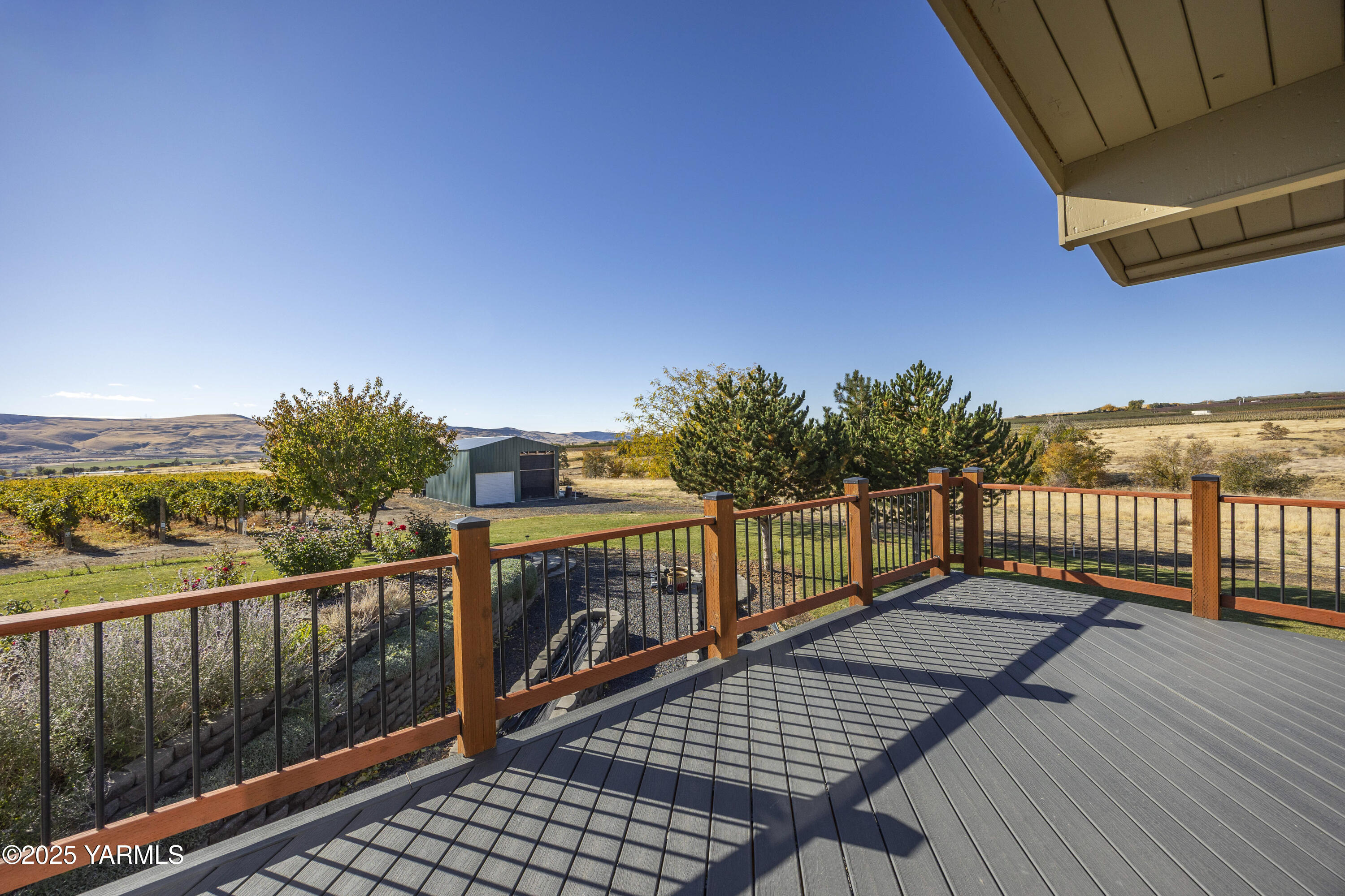 22207 West Gerrick Road Benton City, WA 99320 - Photo 54 of 60 a balcony with wooden floor