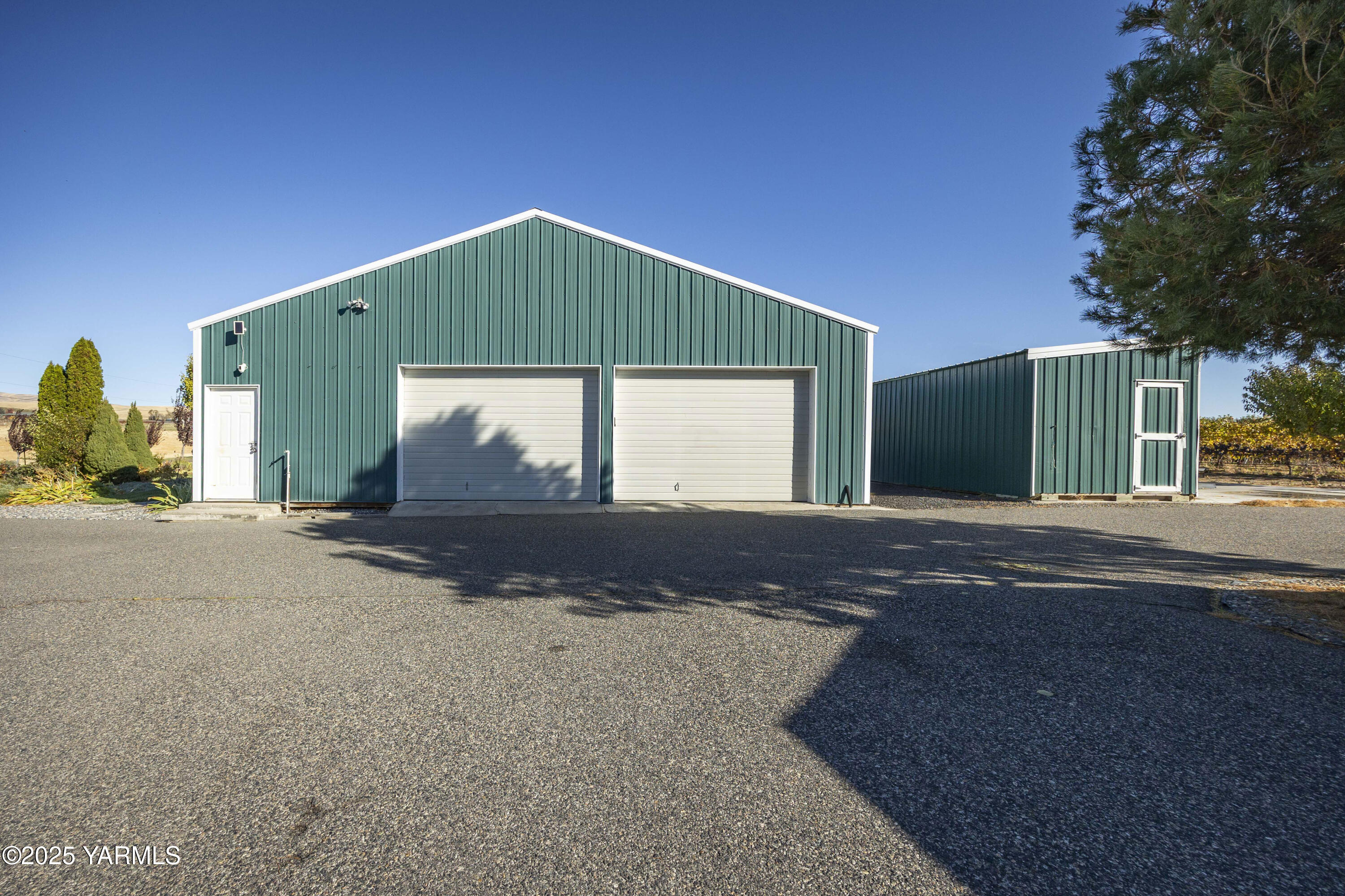 22207 West Gerrick Road Benton City, WA 99320 - Photo 6 of 60 a front view of a house with a yard and garage