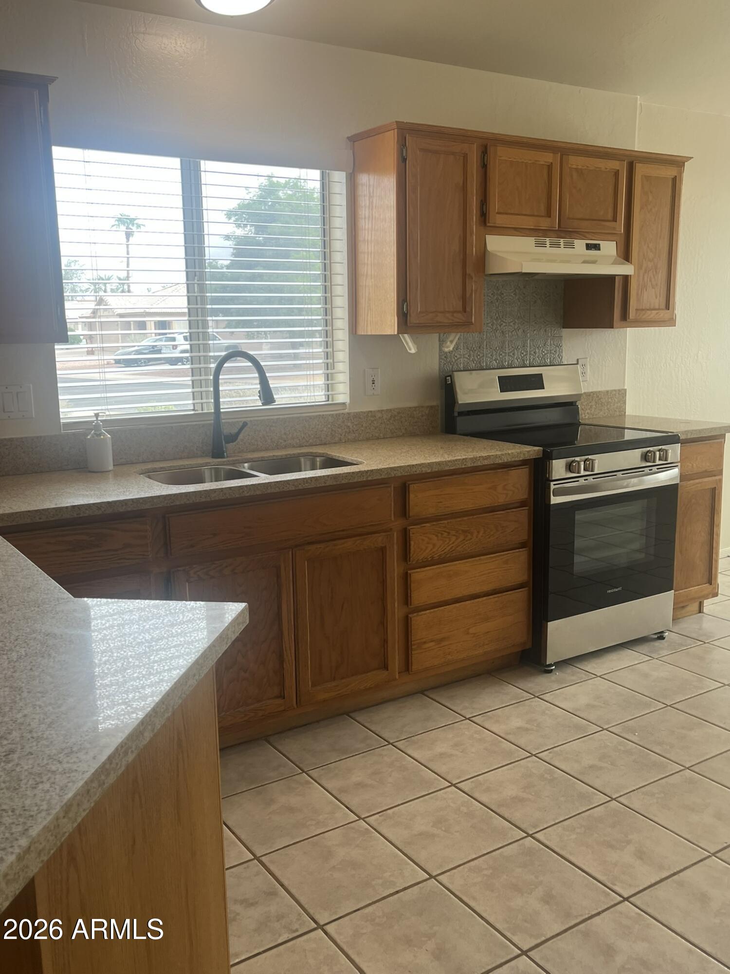 7228 South Roberts Road Tempe, AZ 85283 - Photo 5 of 27 Kitchen