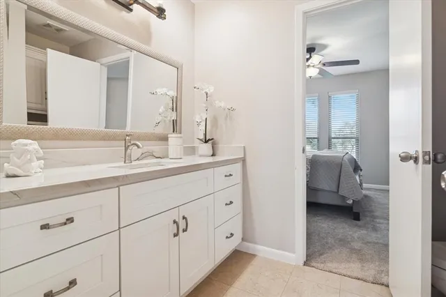 a en suite bathroom with 2 sink and a mirror