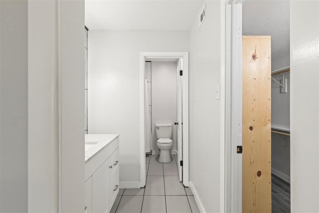 10526 Stone Canyon Road, Unit 201 Dallas, TX 75230 - Photo 14 of 25 a bathroom with a toilet