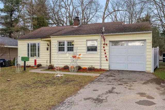 $200,000 | 221 Weymouth Road, Syracuse, NY 13205