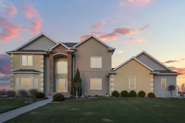 $900,000 | 3413 50th Street North, Fargo, ND 58102
