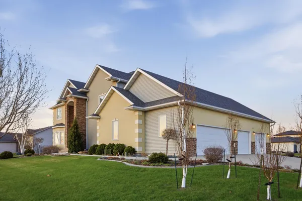 $900,000 | 3413 50th Street North, Fargo, ND 58102