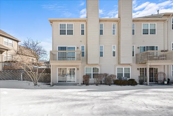 $325,000 | 2724 Granite Court, Crystal Lake, IL 60012