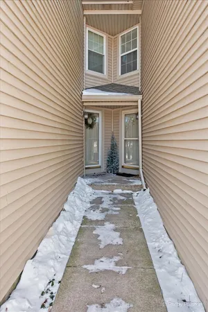 $325,000 | 2724 Granite Court, Crystal Lake, IL 60012