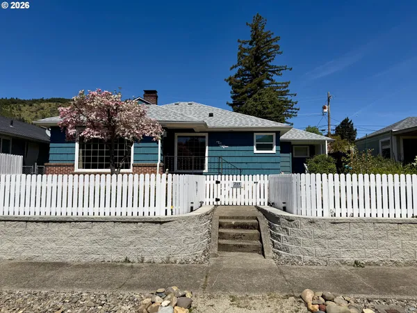 $288,500 | 215 Northeast Broadway Street, Myrtle Creek, OR 97457