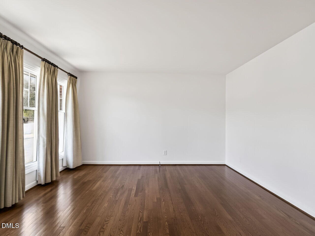 7 Travis Circle Durham, NC 27713 - Photo 5 of 31 005-1280x960-living-room