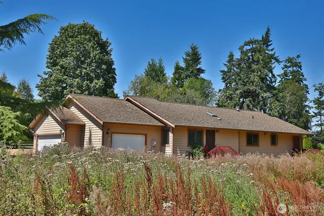 a view of a house with a yard