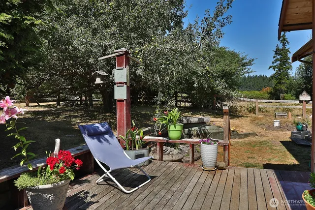 a black and white photo of a living room