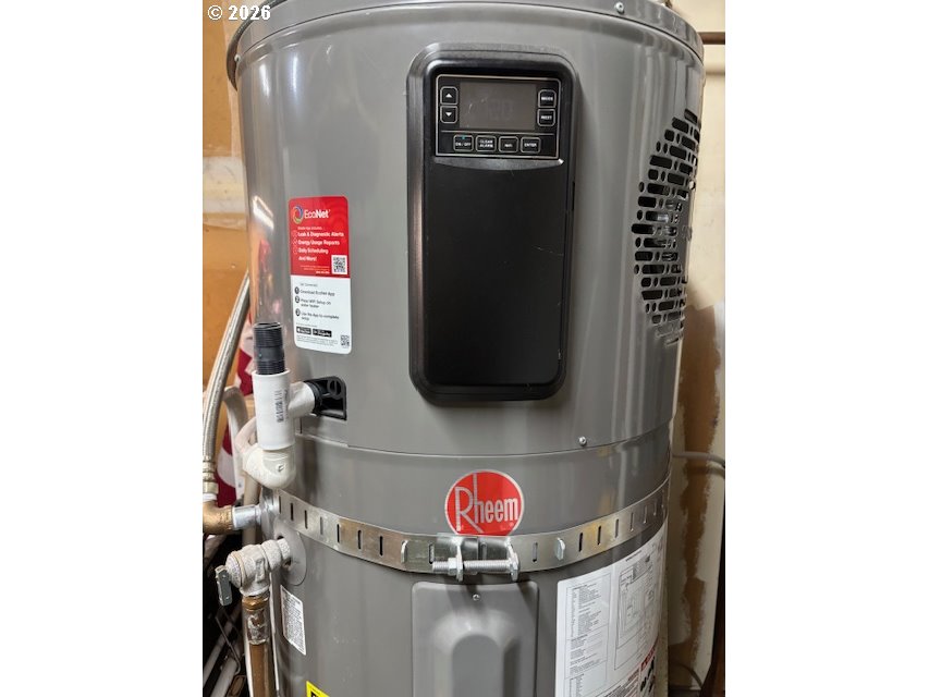 2130 Umpqua Road Woodburn, OR 97071 - Photo 13 of 21 a close view of a fireplace